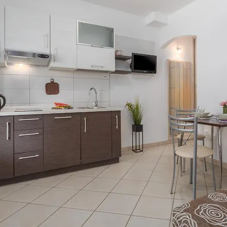 Pinia-marina * פורץ