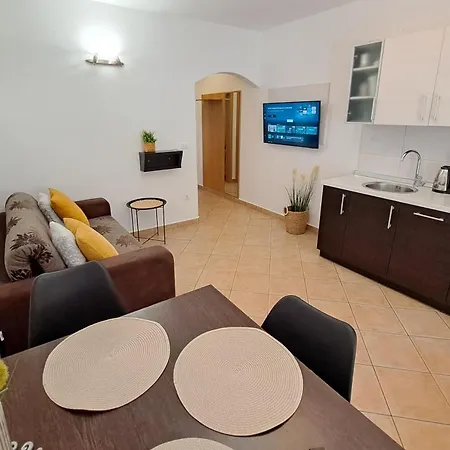 Pinia-marina * פורץ